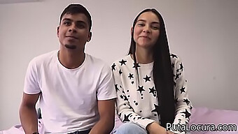 Casal Em Um Casting Pornô Com Mamilos De Chocolate