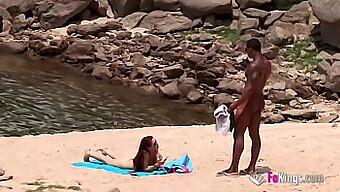 Um Homem Negro Convencido Impressiona Seu Membro Impressionante Em Uma Praia Nudista.