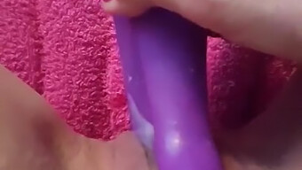 Se Entregando A Uma Brincadeira Solo Com Um Vibrador