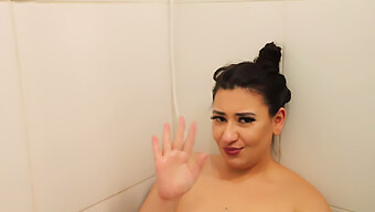 Latina Amatoriale Fa Il Bagno In Questo Bellissimo Video